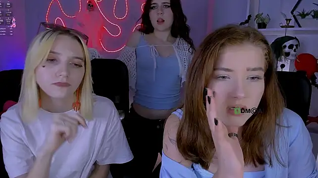 Hanna_kiss3 - kiss her neck