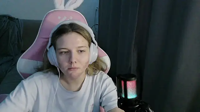 HelenMo0n - kitten pose + meow meow