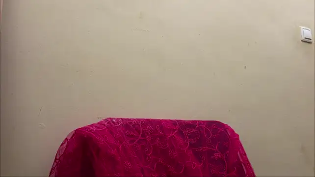 NgaMuszar - Spin Around and show outfit :p