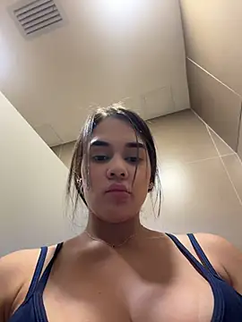 BellaLeclair_ - Flash tits in gym
