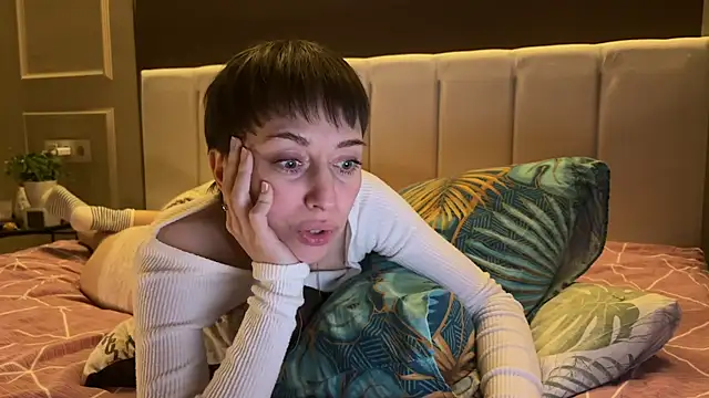 Daniellia_ - I'm naked behind a small pillow 😈