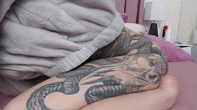 Emma_Foxi - one finger pussy