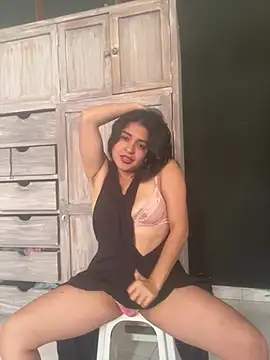 EmilyNoir1 - playing with saliva on my tits