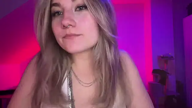 KhloeBlondie - Show my panties