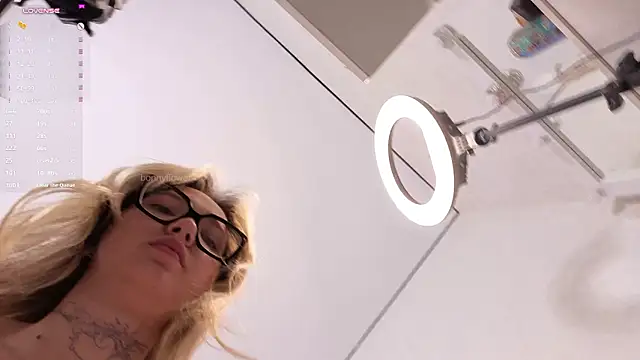 Bonnyfloweer - take off my shorts and doggy teasing ass