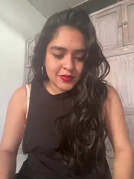 EmilyNoir1 - playing with saliva on my tits