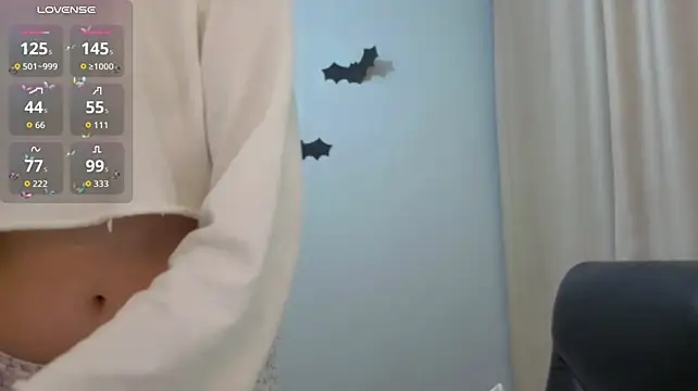 LoriYates - topless and play with nipples