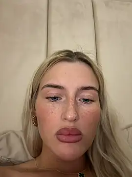 Blondetart69 - SIT WITH LEGS SPREAD 5MIN