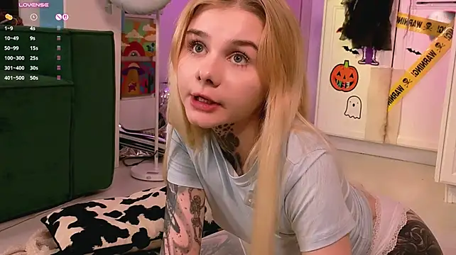 Britney_Lynch - touching tits+sucking fingers