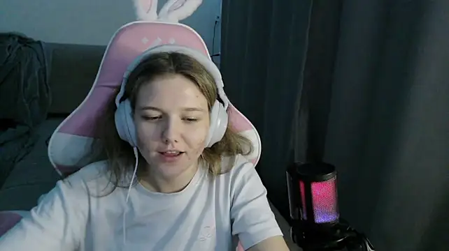 HelenMo0n - kitten pose + meow meow