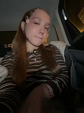 Bambi_lu - rub naked pussy while BOOBS OUT!