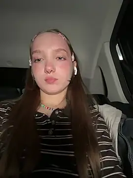 Bambi_lu - rub naked pussy while BOOBS OUT!
