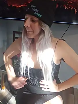 ScarletsWeb - usetipmenuSQUIRT highest tipper = :gift: