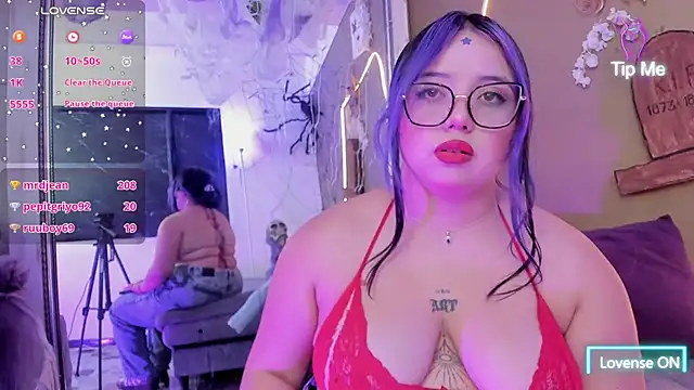 Raiven_purplegp - Flash boobs and pinch nipples closely.