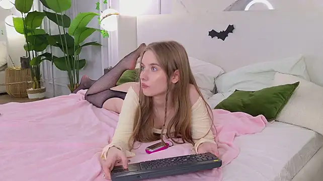 Flora_DeVille - hand bra