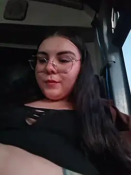 Julieth88_ - Boobs out + saliva on bus RISKYY 🤫