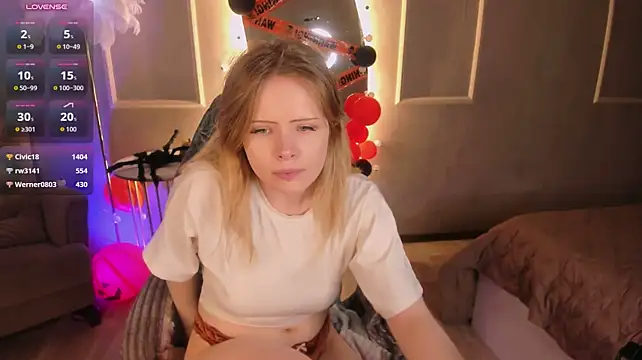 Ivy_Pierce - squeeze ass clouse to the camera
