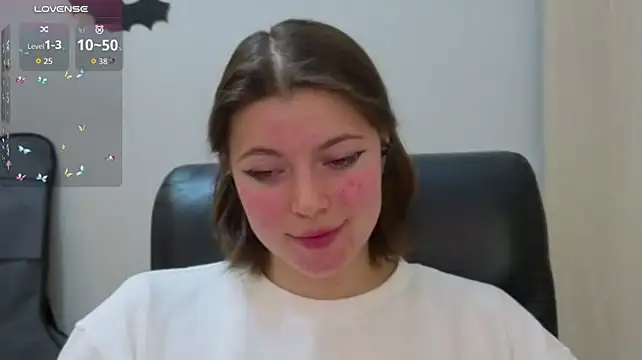 LoriYates - topless and play with nipples