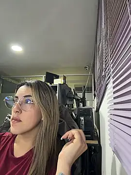 Regina - SHOW BOOBS IN THE OFFICE