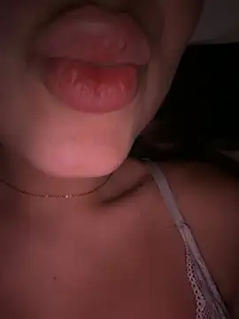 Zaracaruso - take off top and show boobs 🍒