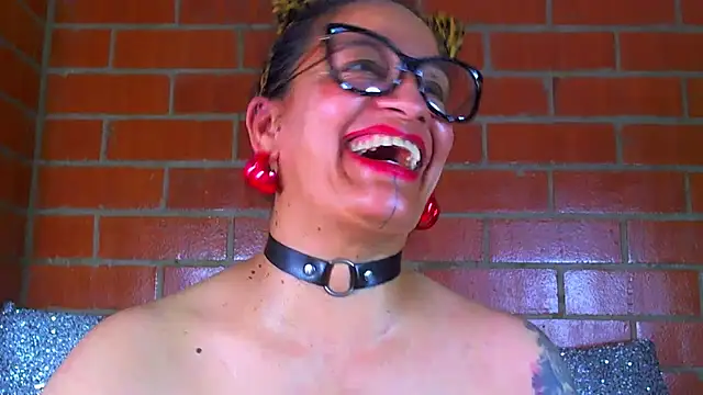 Taylor-hardcore - Your vibrations make my tits move.