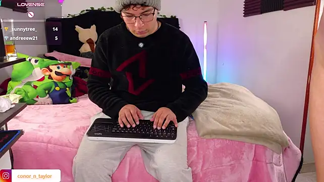 Conor_Taylor - show and touch titts