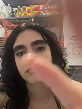 Victoria_Rosess - go to the bath and get completly naked
