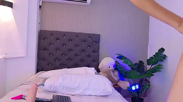 Maki_bby - plug in my anus for 5 minutes
