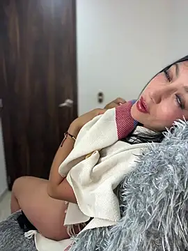 MiaJones21 - in topless x2 min
