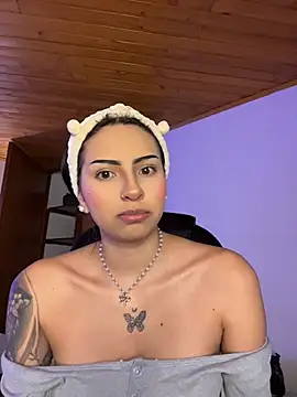 Hilary_pinkk - show pantie 😍