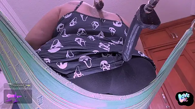 Feel_me_nicolle - spanks my ass daddy