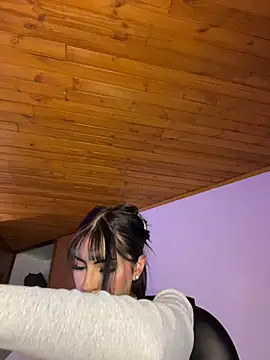 Hilary_pinkk - show pantie 😍