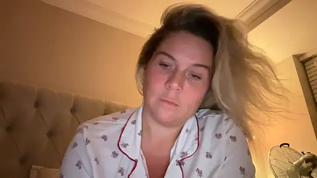 Erincheshire - 3 FINGERS lt gets squirt tape