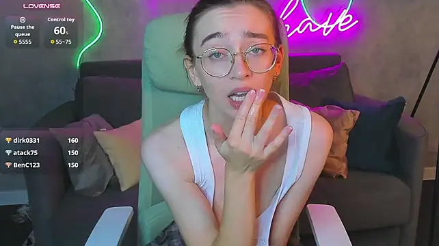 Lucy_Green - nipple flash
