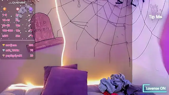 Raiven_purplegp - Flash boobs and pinch nipples closely.