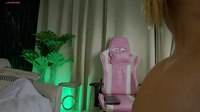 Emily_Foxx01