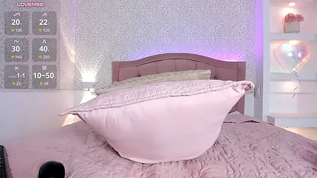 Layla-Play - FULL NAKED + MASTURBATION + PUSSY WET