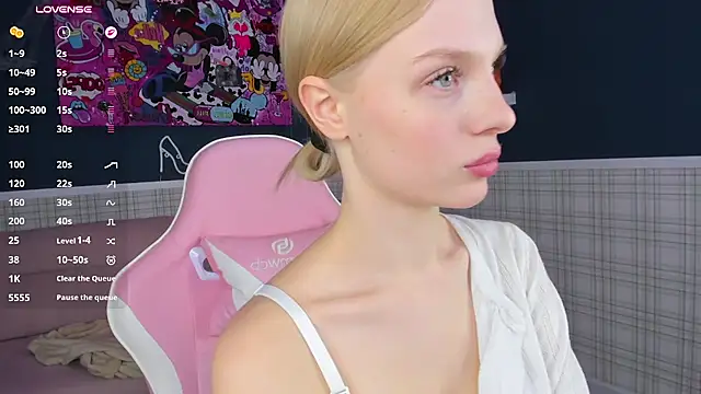 Alice_Taylori - put your hand under my bra and squeeze<3