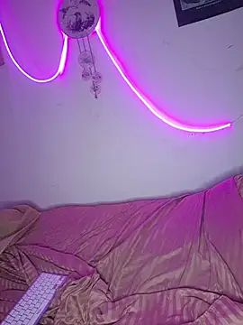 Simone_liss - play my tits :)
