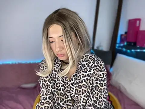LizaSluty - Rub pussy in Doggy + spanks