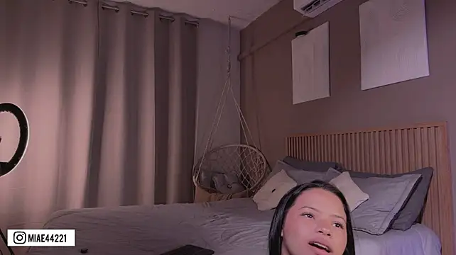 Little_Emma_11 - NAKED TEASE BODY 💛