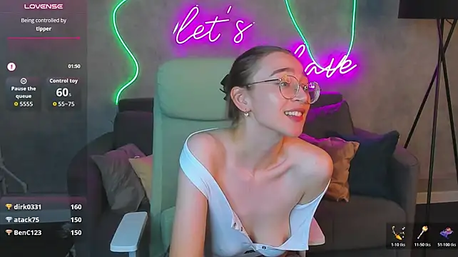 Lucy_Green - nipple flash