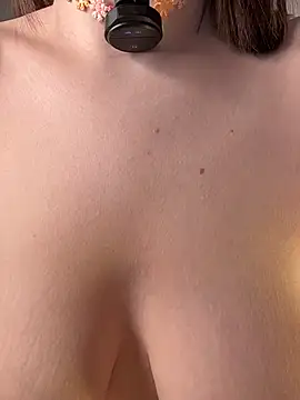 Glowest_Lynna - 💕Spit on boobs and pinch nipple💕
