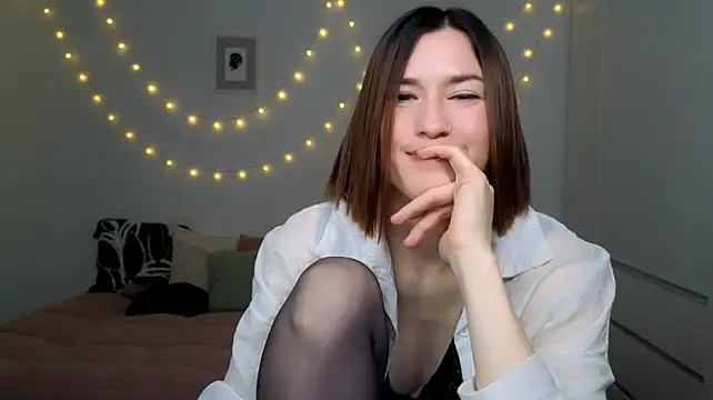 AliciaNewell - hand bra