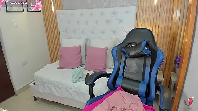 Kitty_kayo - I take off my shorts😈