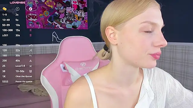Alice_Taylori - put your hand under my bra and squeeze<3