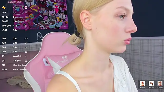 Alice_Taylori - put your hand under my bra and squeeze<3