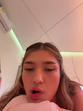 Ariannaa_1 - Suck Finger & Massage Tits 🤫😘