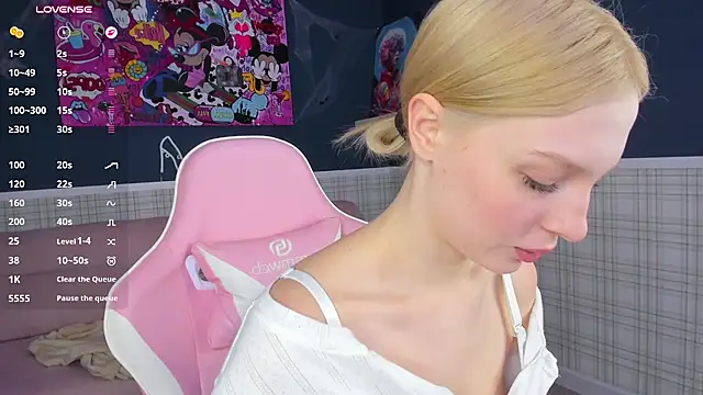 Alice_Taylori - put your hand under my bra and squeeze<3