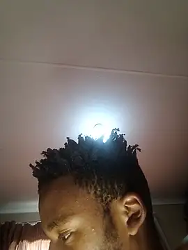 HandsomeBoy990 - Get a ring light